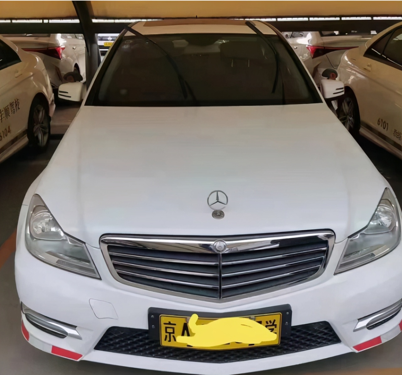 小伙花5万买辆奔驰c180,4万公里的驾校退役车,还有三年强制报废