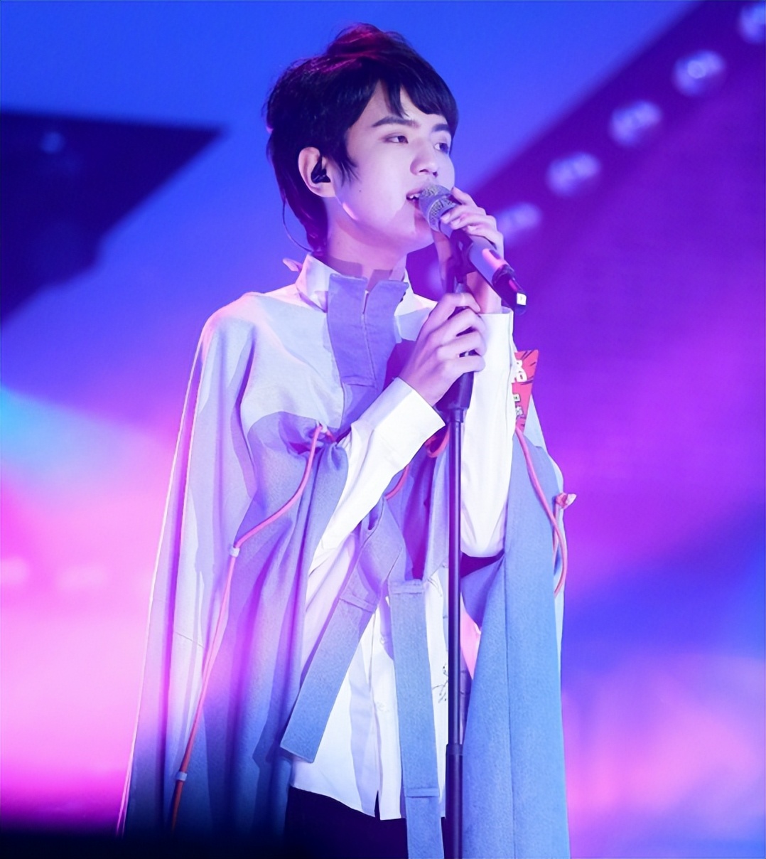 打电话,扯裤子,趁着外出潜进家中,尹毓恪不堪其扰挂出私生粉