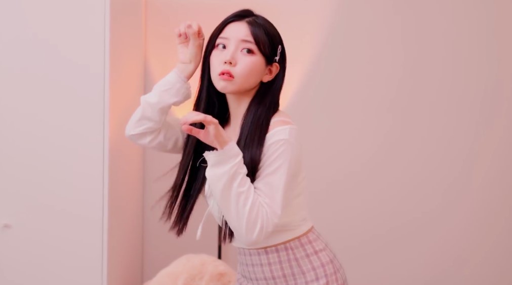 舞娘欣小萌猫系风格撞脸咬人猫?门把手暴露身高,可能只有一米五