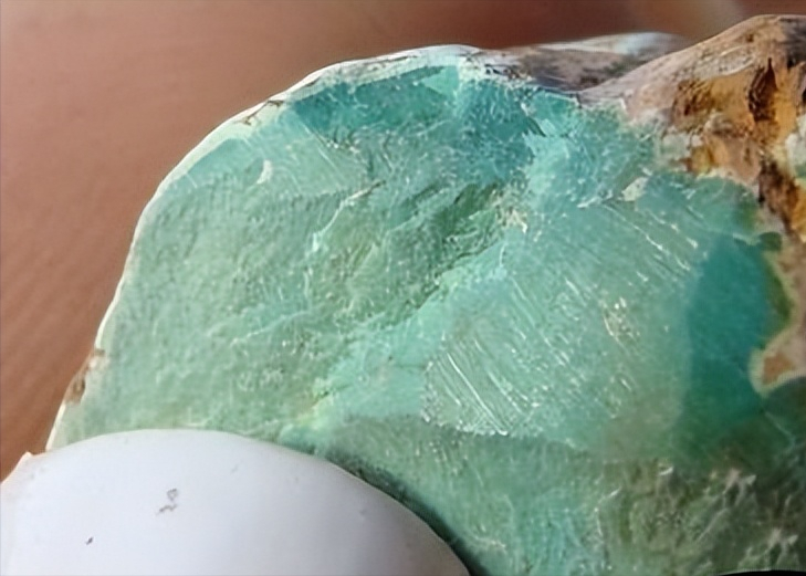 山东老哥在地瓜地里面挖到了一块绿冻石,卖了90万