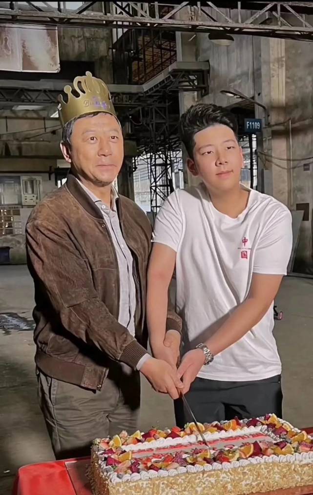 郭涛和14岁儿子一起!一副饱经风霜的模样,石头身高实在太抢镜