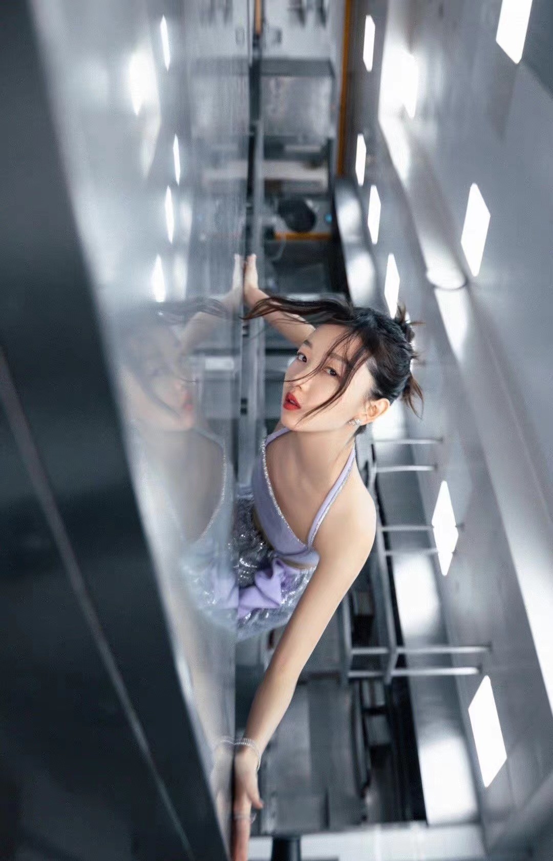 周冬雨也凑热闹秀身材,穿"肚兜"裙腰间镂空,平板身材仍很抢镜