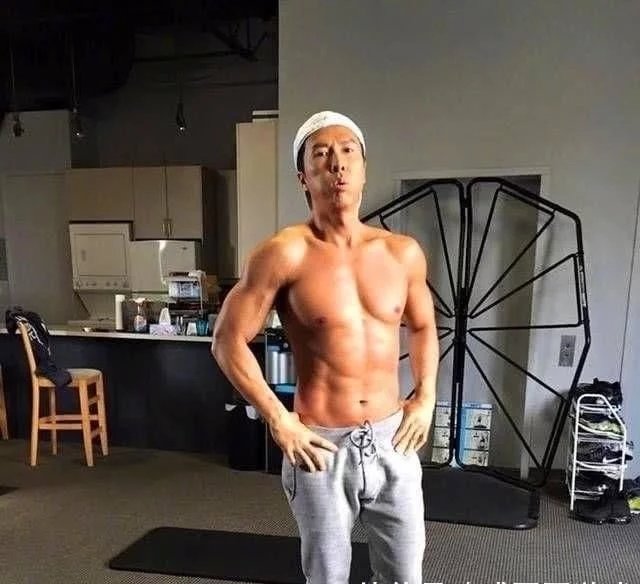 57岁时,甄子丹身体状况良好,露出麒麟的背部和8块腹肌.