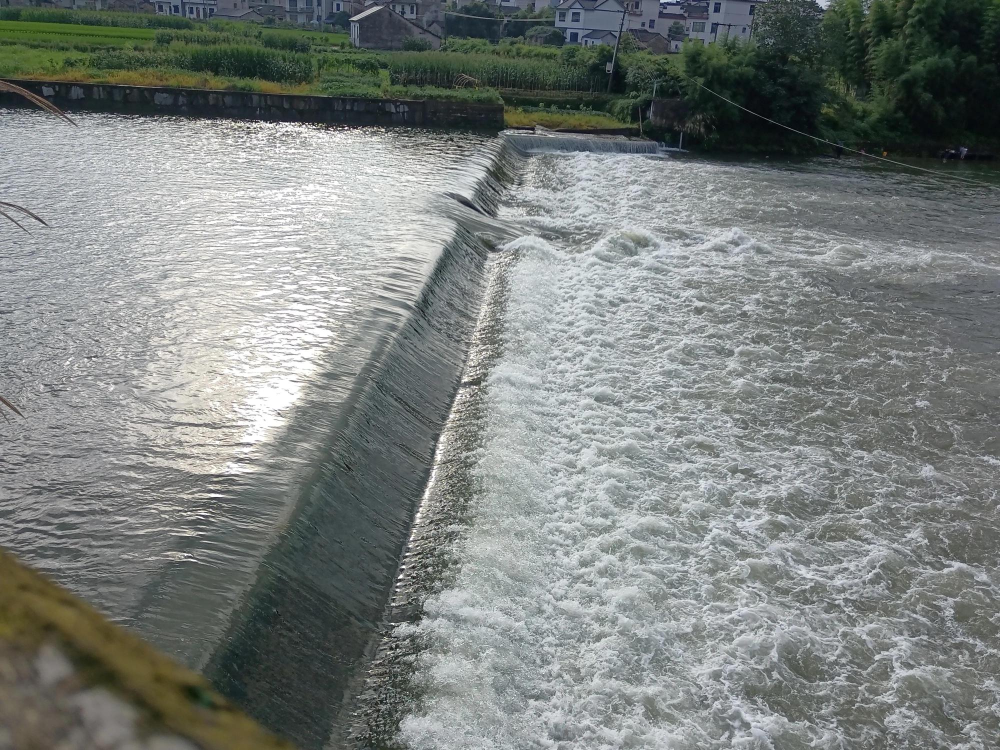 小河拦水坝图片