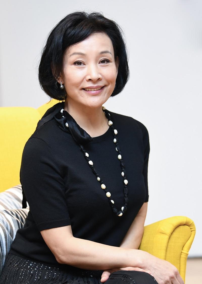 陈冲活成了中年人的骄傲,波波头配黑色上衣成熟优雅,简约大气