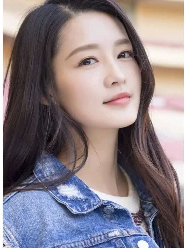 知名女星李沁33岁旅居新疆!不畏严寒!脱外衣狂奔,笑意甜蜜