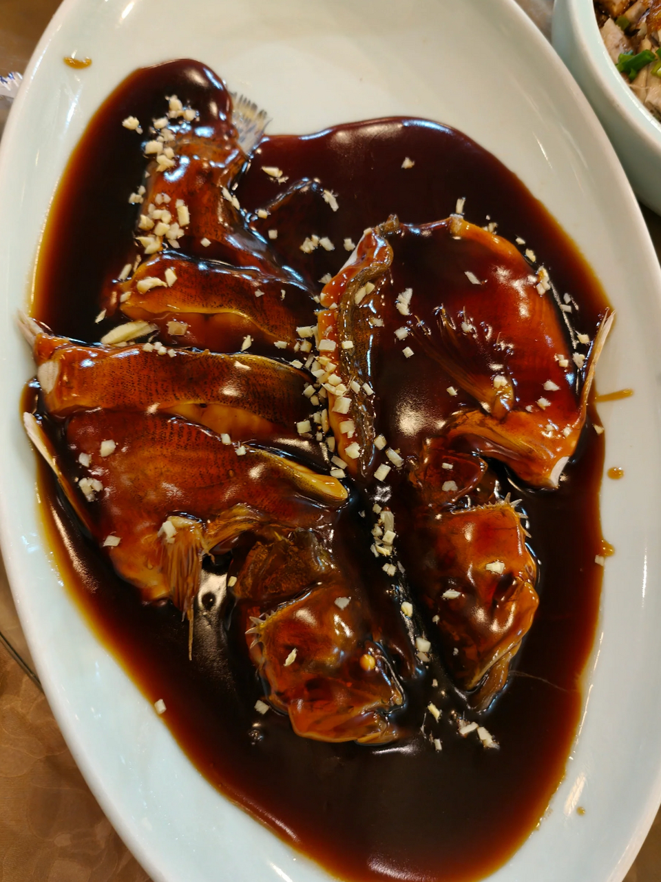 品尝浙江西湖醋鱼的醇香滋味  我曾有幸品尝过一道美食,那是在浙江