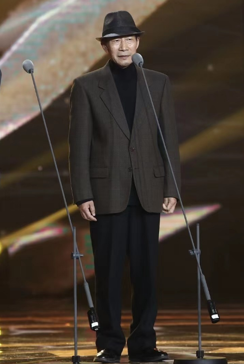 李雪健相伴40年的妻子是她!66岁穿着朴素温婉端庄,夫妻恩爱如初