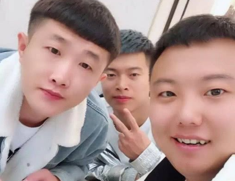 张二嫂命令徒弟胡闹开播,遭对方多次婉言拒绝,疑似卖房偿还欠款