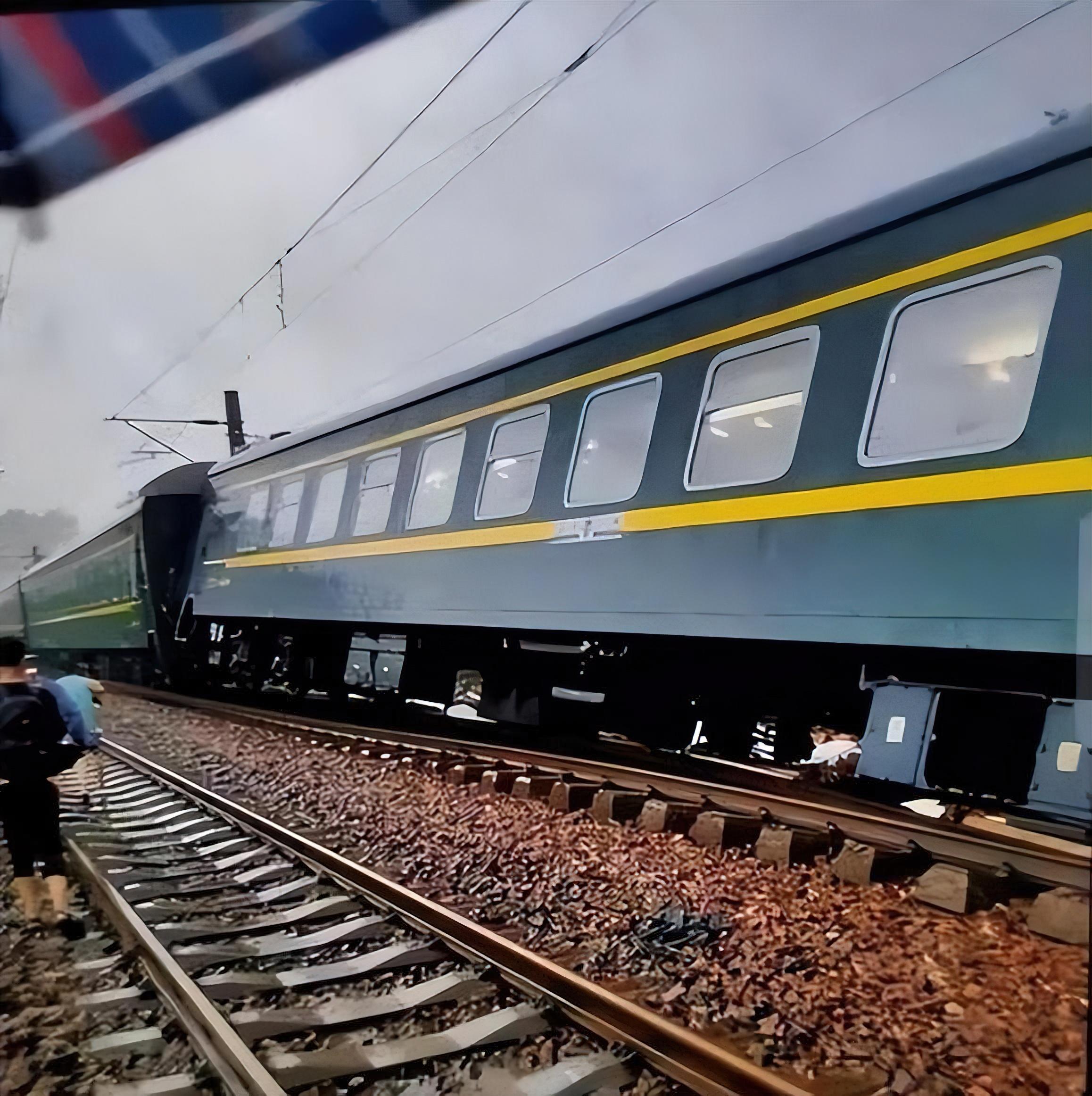 回顾列车暴雨中48小时乘客为食物精疲力尽200人为自保跳车
