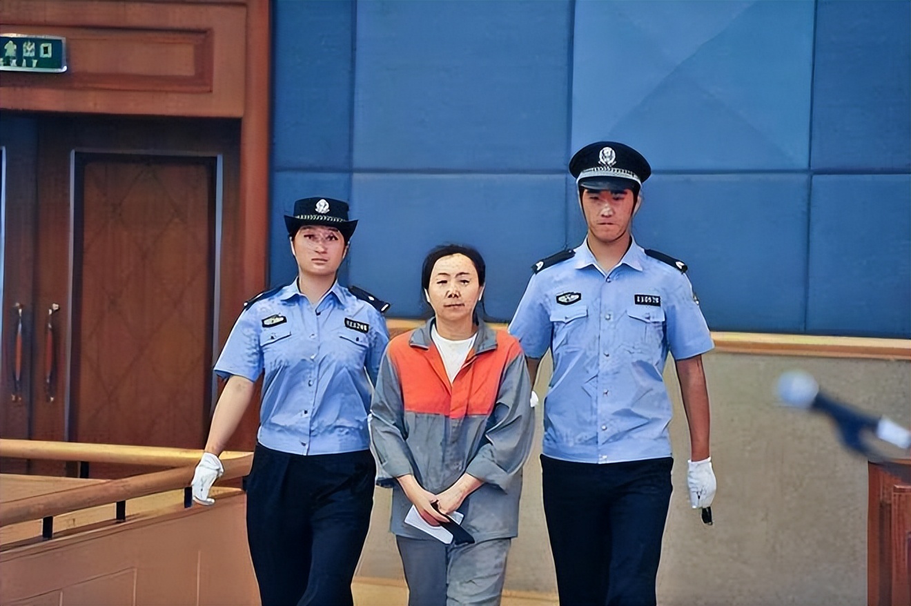 鞍山国税局局长刘光明:花50万整翘臀,敛财数亿,退休后落马