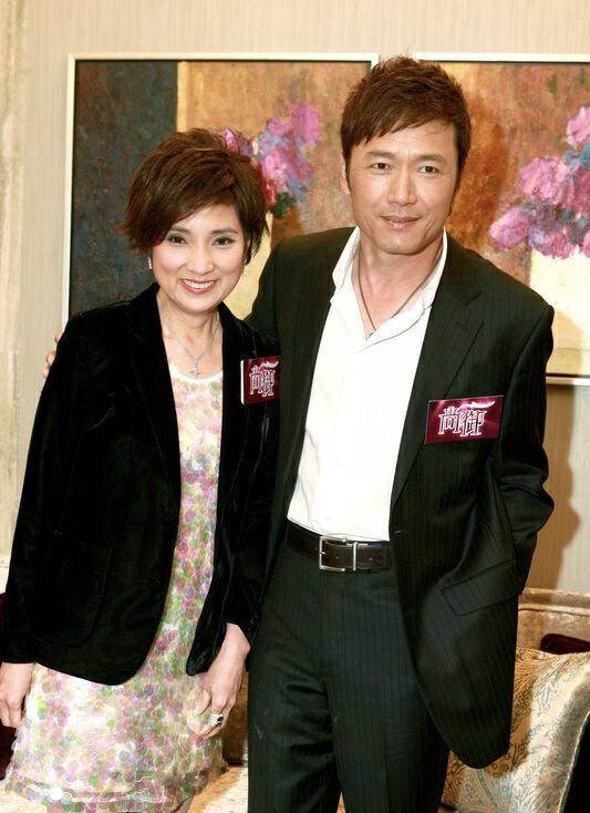 知名港星李司棋晒聚会照!苗侨伟携妻现身,黄日华汤镇业罕见同框