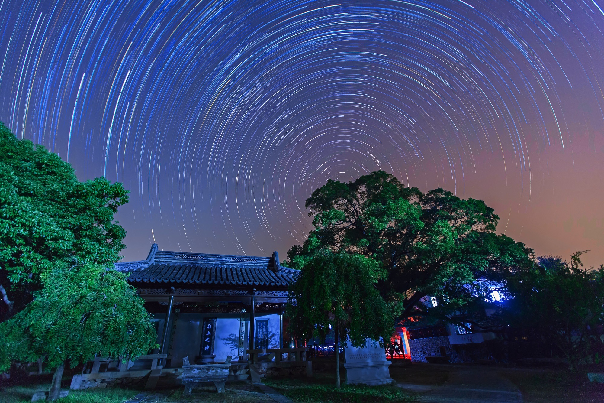 夜幕降临,通往苏州太湖生态岛的太湖大桥如闪耀锦缎铺在太湖之上