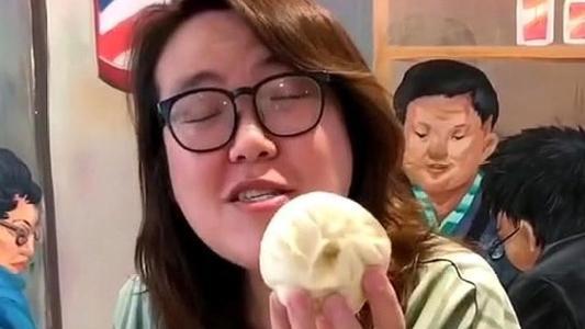 网红"浪胃仙"被粉丝吐槽,满脸老态,整容痕迹明显,表情不自然