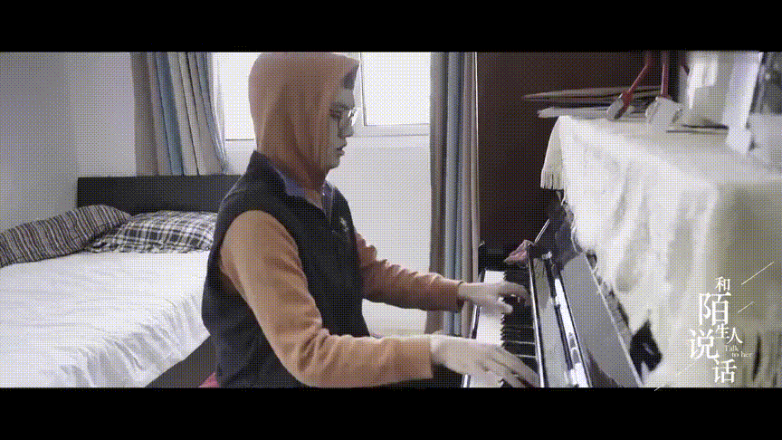 周博涵在练琴 图源《和陌生人说话》