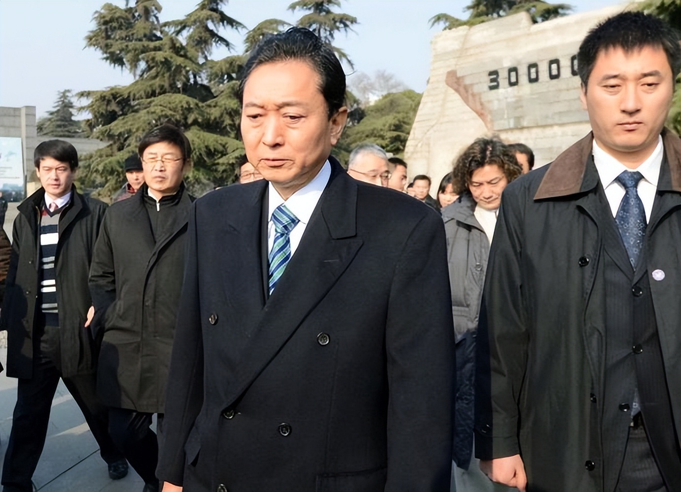 日本前首相鸠山由纪夫:为南京大屠杀下跪道歉,承认日本侵华历史