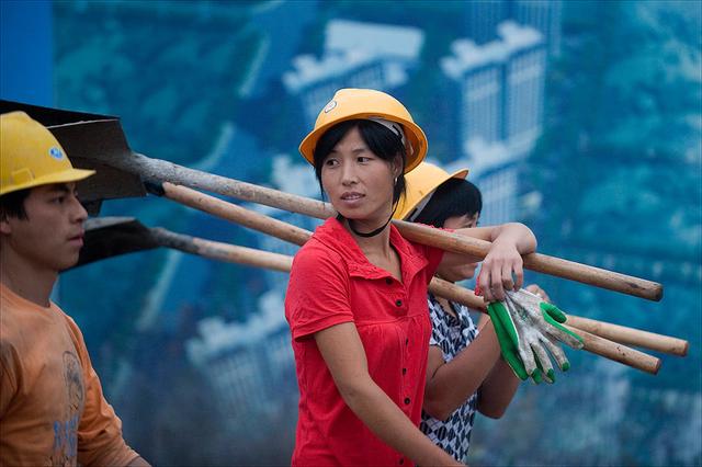 建筑女工人的日子很苦:长时间工作,没有一点隐私