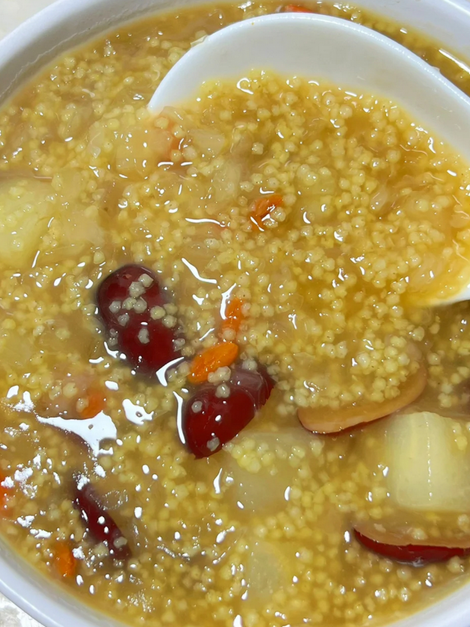 雪梨的清甜与小米的绵密完美融合,带给我一天的好心情.