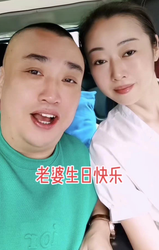 51岁陈坚雄心梗去世,生前全家福合影曝光,为妻子庆生超恩爱