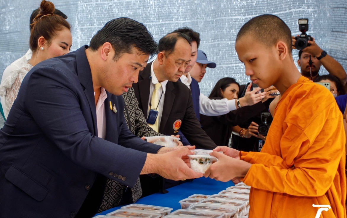 泰国二王子回国第四天!穿西服做功德人气仍旺,其母有望母凭子贵