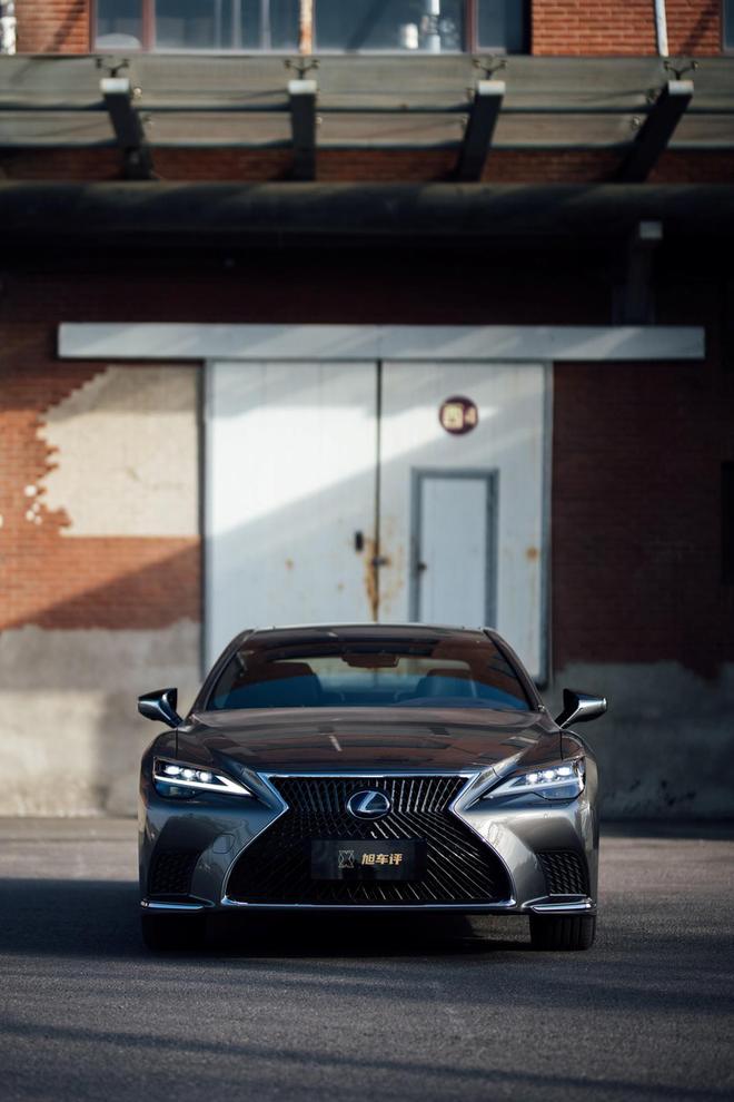 全新雷克萨斯ls500h震撼登场!内饰豪华升级,比宾利更迷人