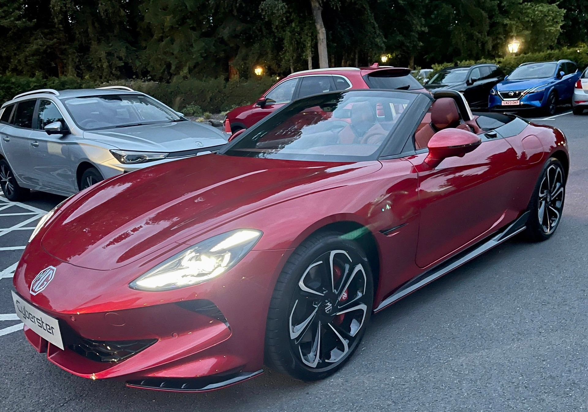 ssr,仰望u9,哪吒gt等国产新能源跑车纷纷登场,而以"跑车"闻名的mg名爵