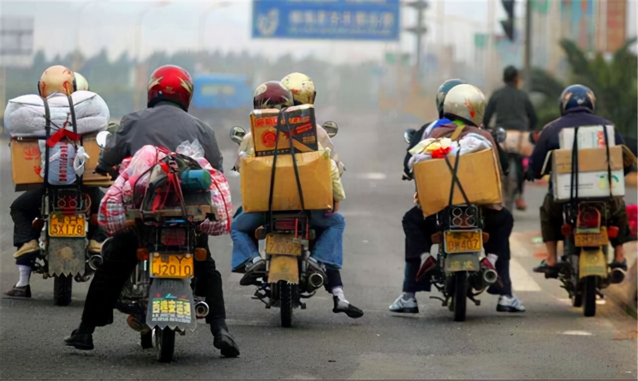 90年代,曾风靡一时的春运"摩托大军"返乡,如今为何很少见到?