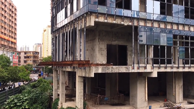 深圳这个烂尾楼,已烂尾20余年,引起市民围观