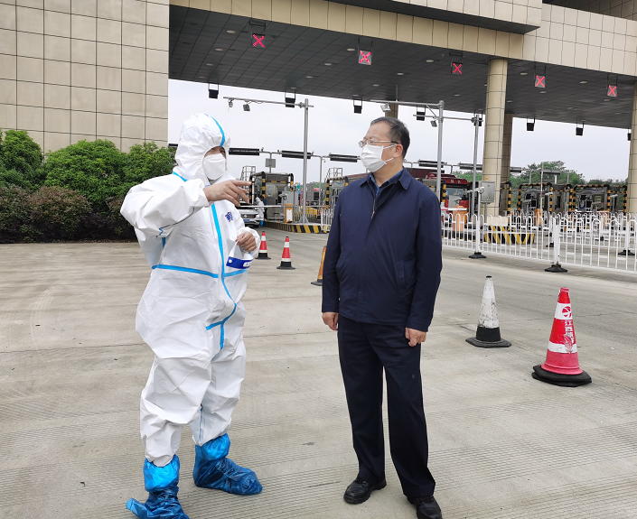 抗疫进行时熊锋督导全局疫情防控工作慰问执勤民警辅警