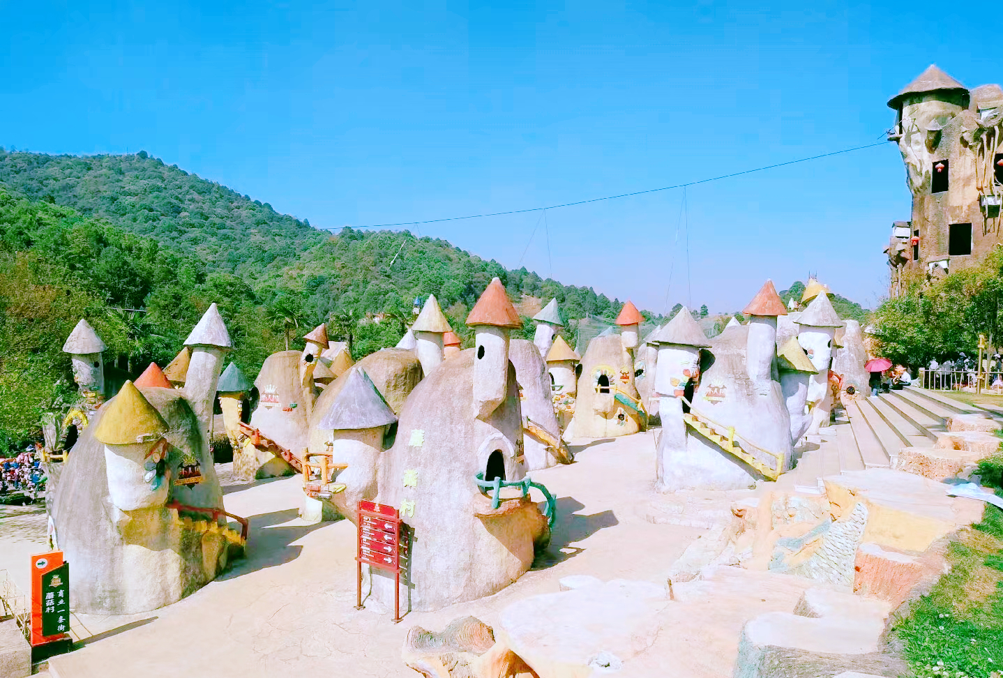 昆明"小人国",身高不足1.3米,建筑很迷你