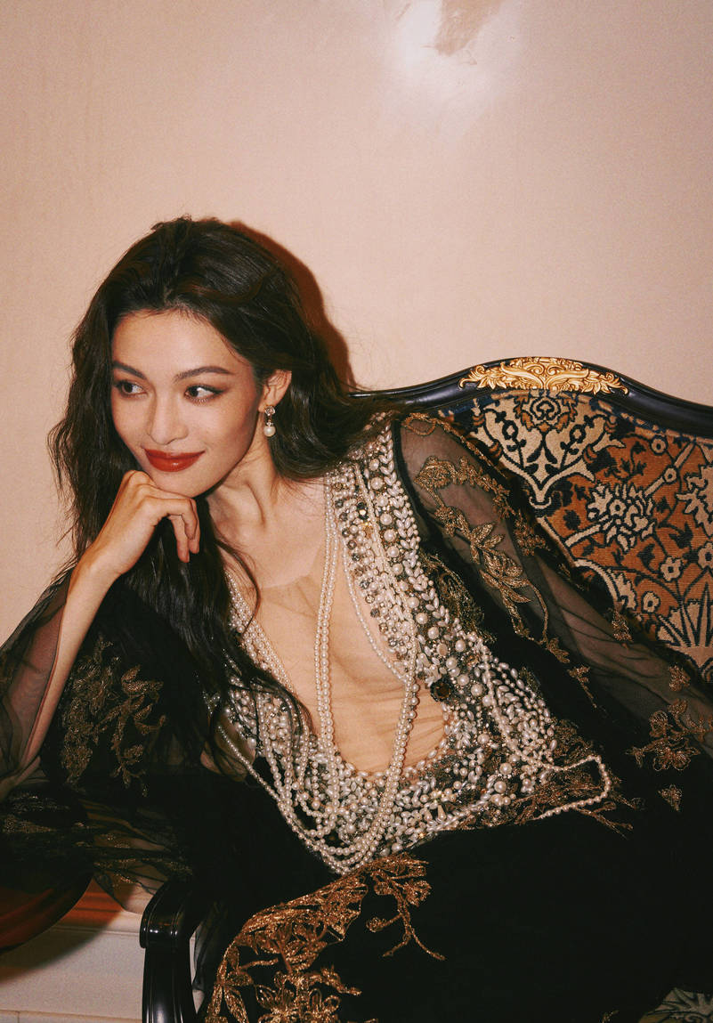 钟楚曦惊现大尺度造型,华贵礼服大u领设计,胸前透视秀傲人曲线