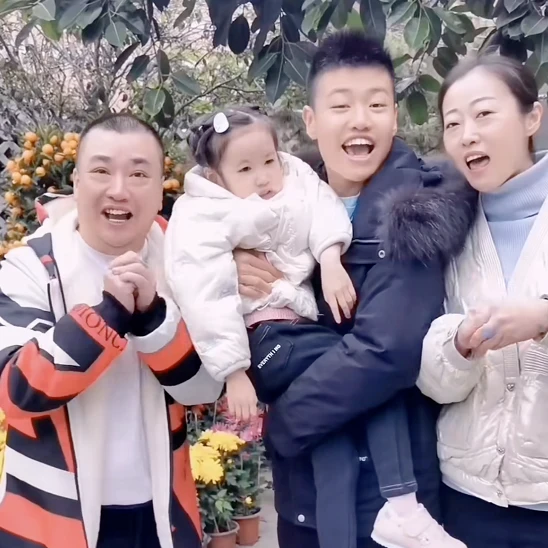 陈坚雄去世半个月,妻子黄敏更改老公账号名,开始直播带货引热议
