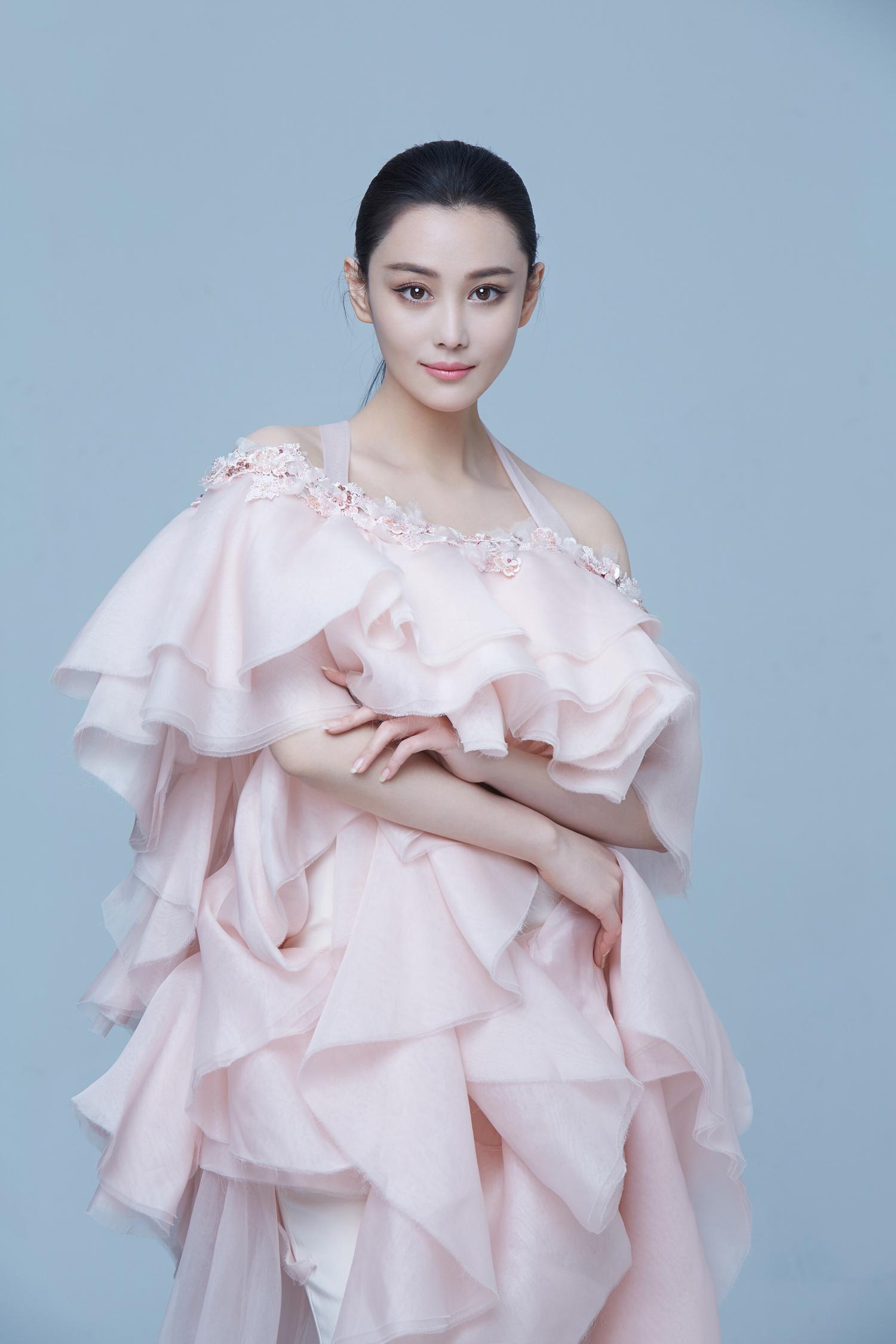 黑料满满的"性感女神"张馨予,为何能嫁给根正苗红的军人何捷?