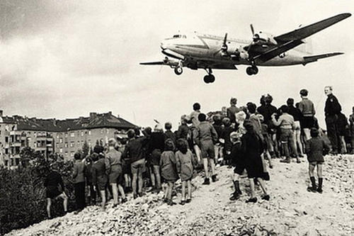 一架装载着食物的美国c54运输机降落在西柏林的坦佩尔霍夫机场,机场