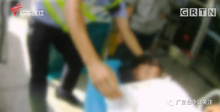 热点|迷惑行为！情侣吵架，女子竟用板砖砸晕自己，差点弄出人命