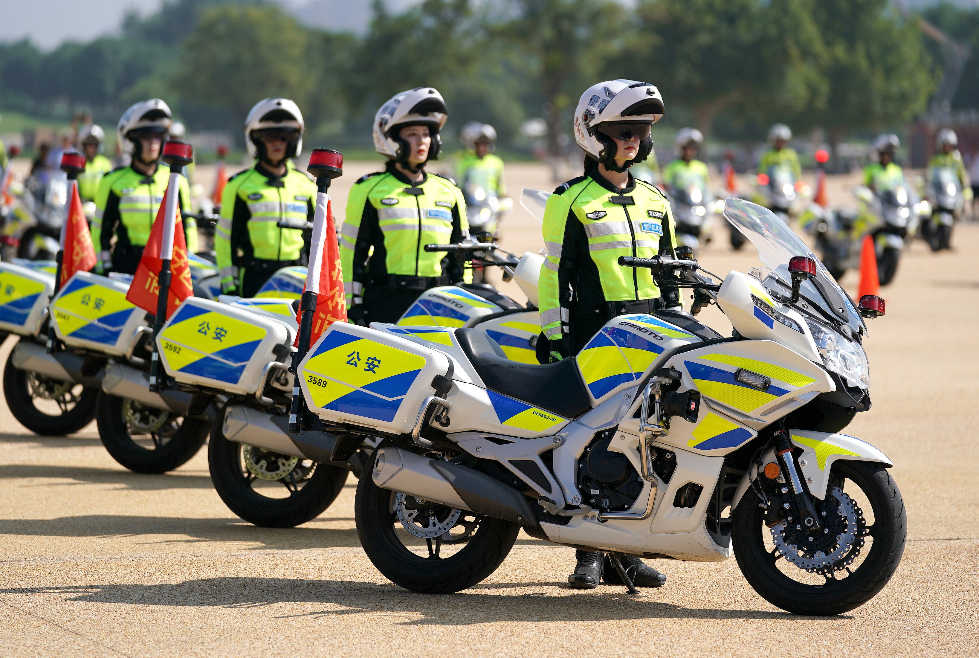 女子铁骑亮相古城西安