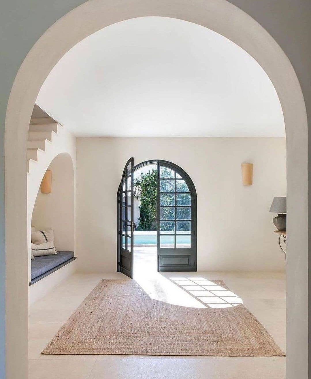 侘寂风不止被普通人所喜爱,包括名模,卡戴珊的家也是主打侘寂风,表面