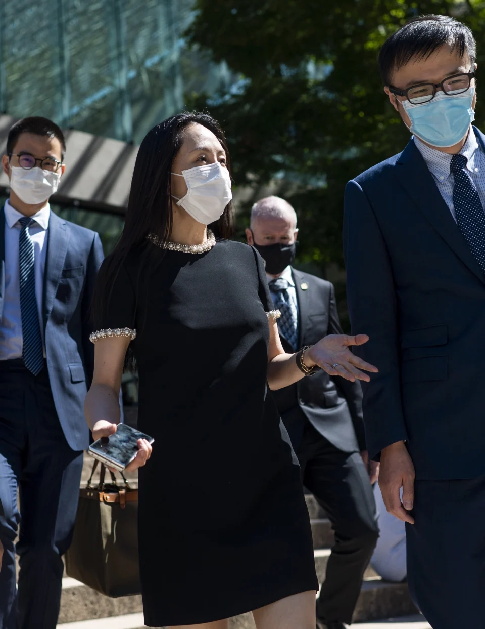 孟晚舟最新出庭又换一条小黑裙!配蜻蜓胸针,挽着男士罕见露笑容