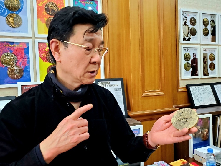 用匠心"雕刻"的而立浦东  设计师罗永辉谈"浦东开发开放30周年纪念章"