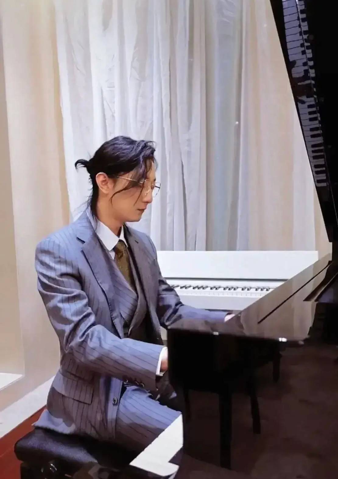 高启胜苏小玎被偶遇和美女同框站c位放荡不羁文艺感十足