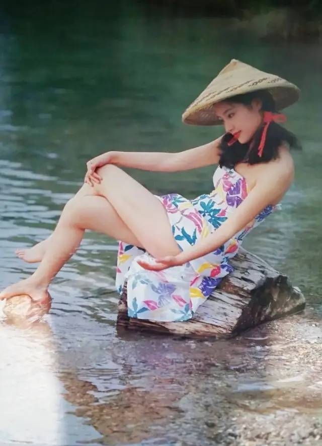 这样的陈红,太惊艳了!昔日泳装照曝光,绝对的清水出芙蓉