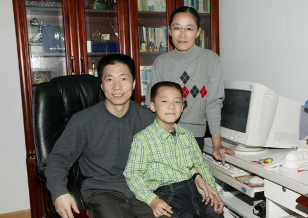 航天英雄杨利伟成功的背后:2岁女儿不幸早逝,妻子离职全力支持