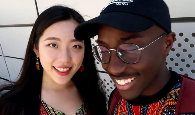 成都黑帽门:已婚少妇婚内出轨,黑人用少妇和他老公的结婚照