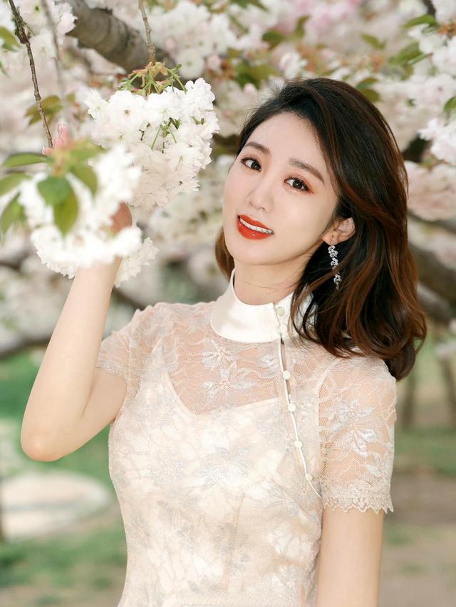 余露莹:下班去公园赏花,人比花还娇美,不愧是央视的"第一美"