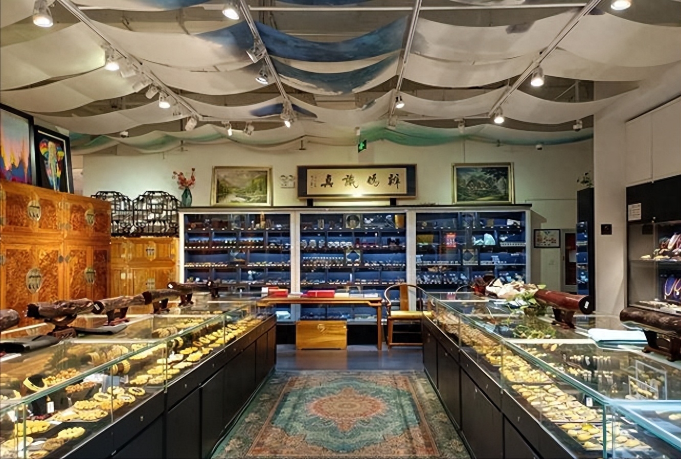 回顾一男子在古玩店闲逛时盯着一只铜凤鸟说这是我小时候的玩具