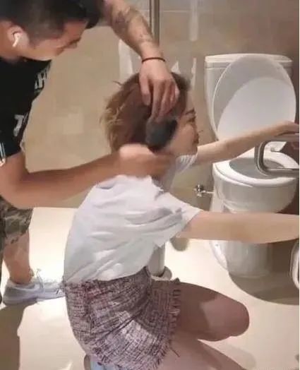 景甜蹲厕所化妆真"拉风",穿超短包臀裙女神风范不减当年!