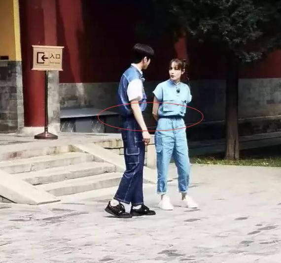 迪丽热巴同框蔡徐坤,官方身高矮了15cm,腰线位置却相差不大