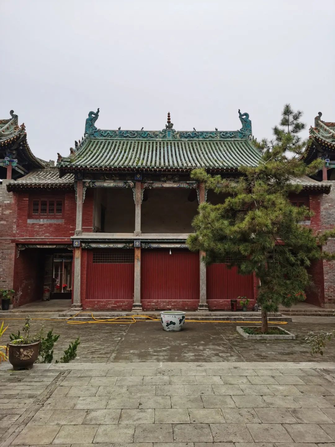 山西晋城,府城关帝庙里有四根石雕的"故事柱"