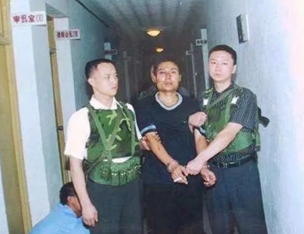 大案纪实:《除暴》悍匪原型:8年杀死50人,5个美貌情妇为他卖命又卖身