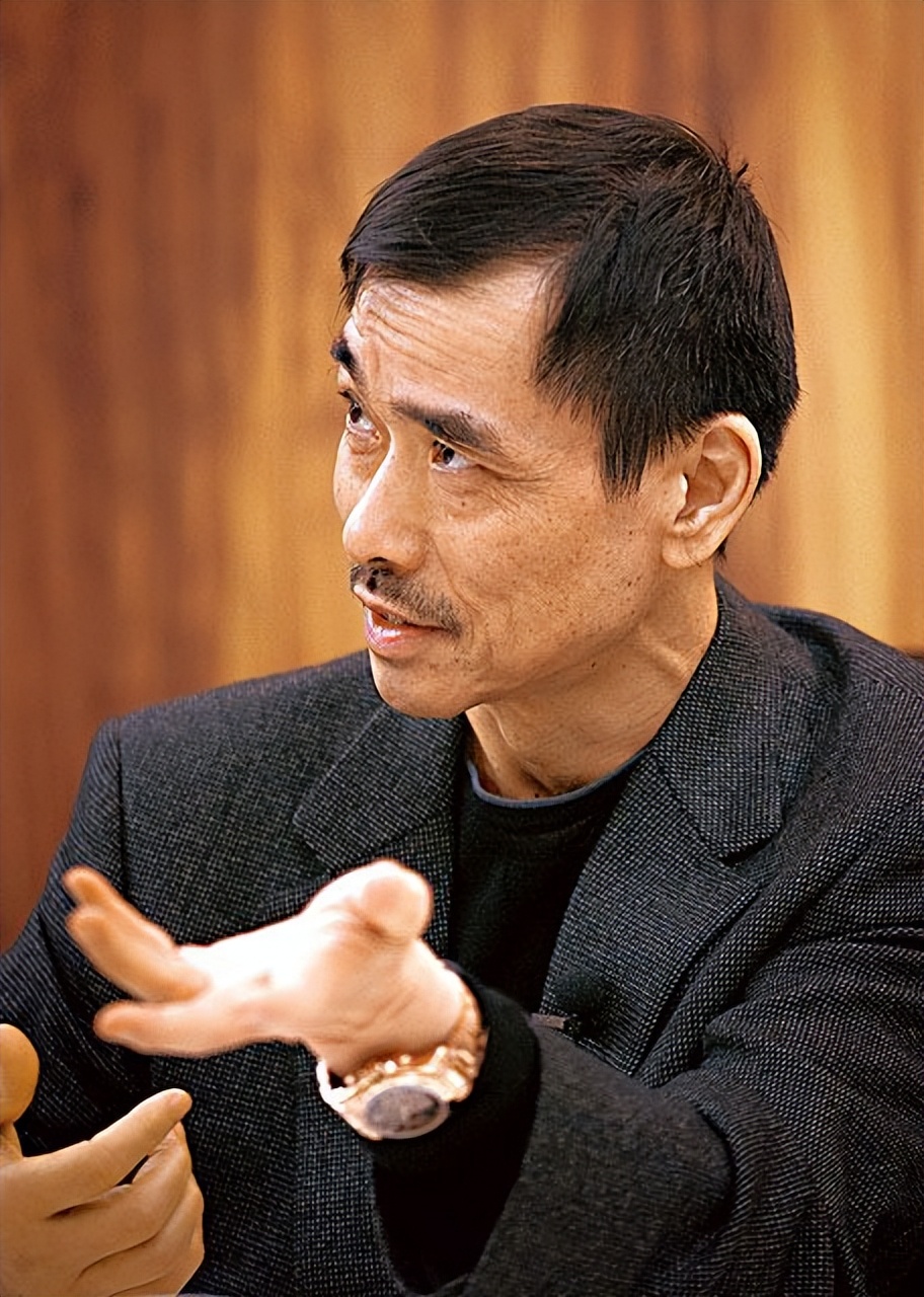 被刘嘉玲爽约后,胡须勇反手给她一巴掌,却不帮李连杰经纪人报仇